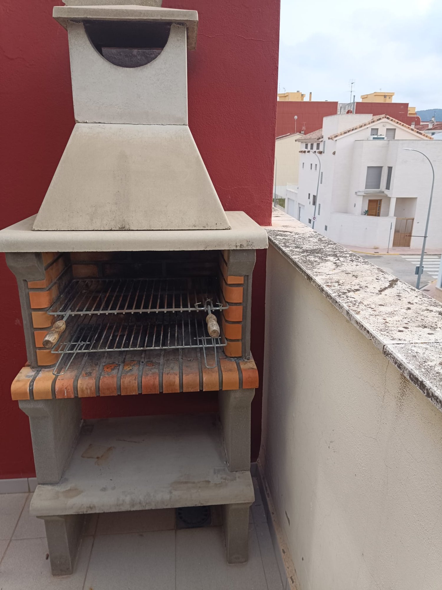 Terraza del chalet con barbacoa