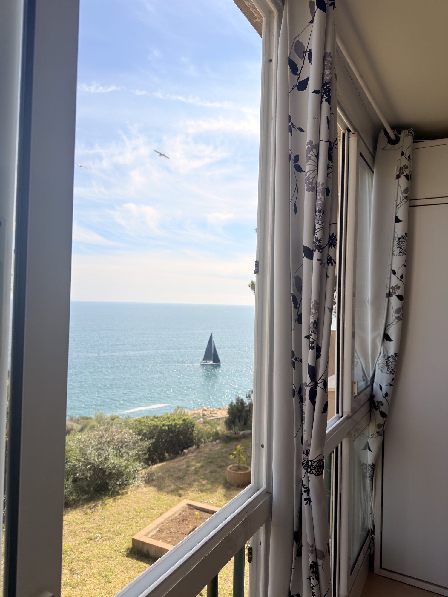 Salón del apartamento con vistas al mar